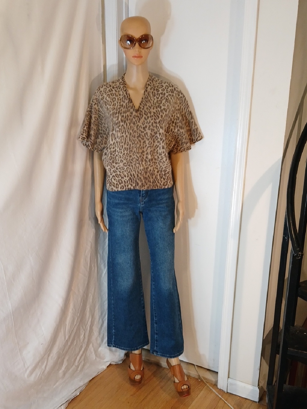 Stunning Neiman Marcus 100% Cashmere Leopard Print V-Neck Crop Top